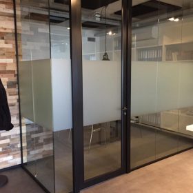 Privacy raamfolie in de vorm van een strook voor op kantoor, ideaal om een ruimte te onderscheiden!
